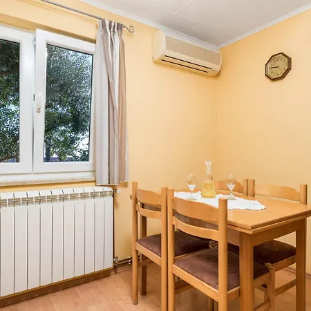 Stunning In With Kitchen 아파트